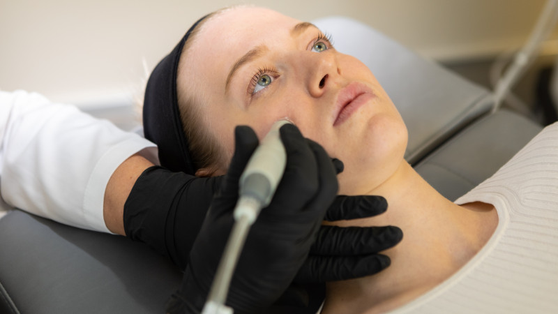 HydraFacial™ HydraFacial™ Hautreinigung, Peeling & Dermalinfusion in einem.